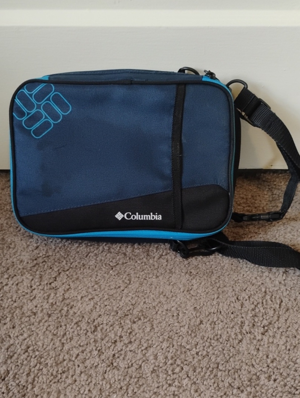 Columbia Navy and Teal Lunch Bag Shoulder Strap Insulated